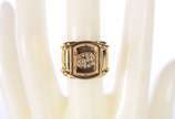 Anel de ouro 18 k., com símbolo do signo de "câ... - Anel de ouro 18 k., com símbolo do signo de "câncer" com aproximadamente 12 brilhantes, aro 17. (Por motivos de segurança a peça não se encontra...