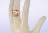 Anel de ouro 18 k., com símbolo do signo de "câ... - Anel de ouro 18 k., com símbolo do signo de "câncer" com aproximadamente 12 brilhantes, aro 17. (Por motivos de segurança a peça não se encontra...