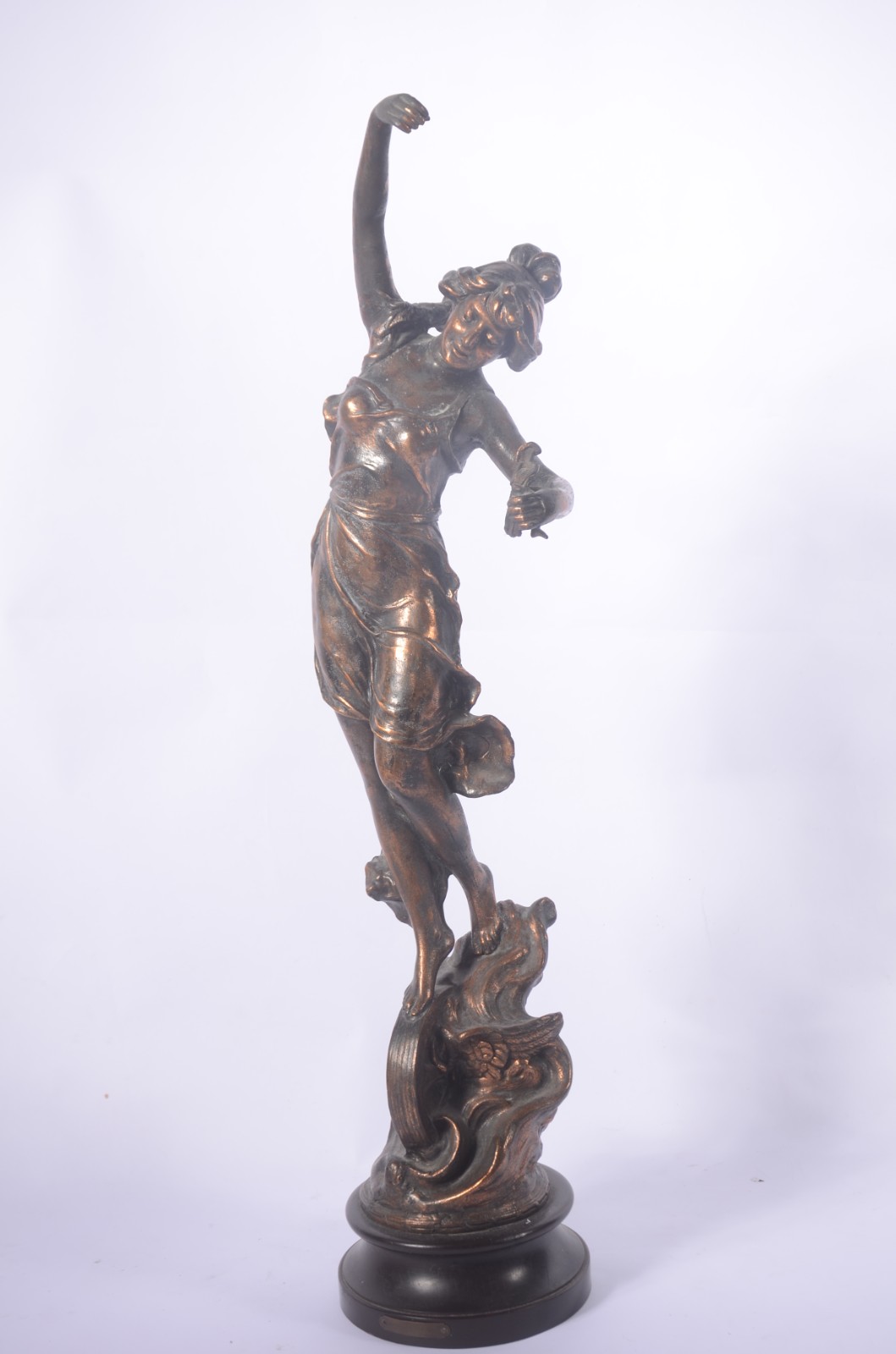 Escultura de metal dourado representando figura feminina (oxidações)... - foto 1 de 9