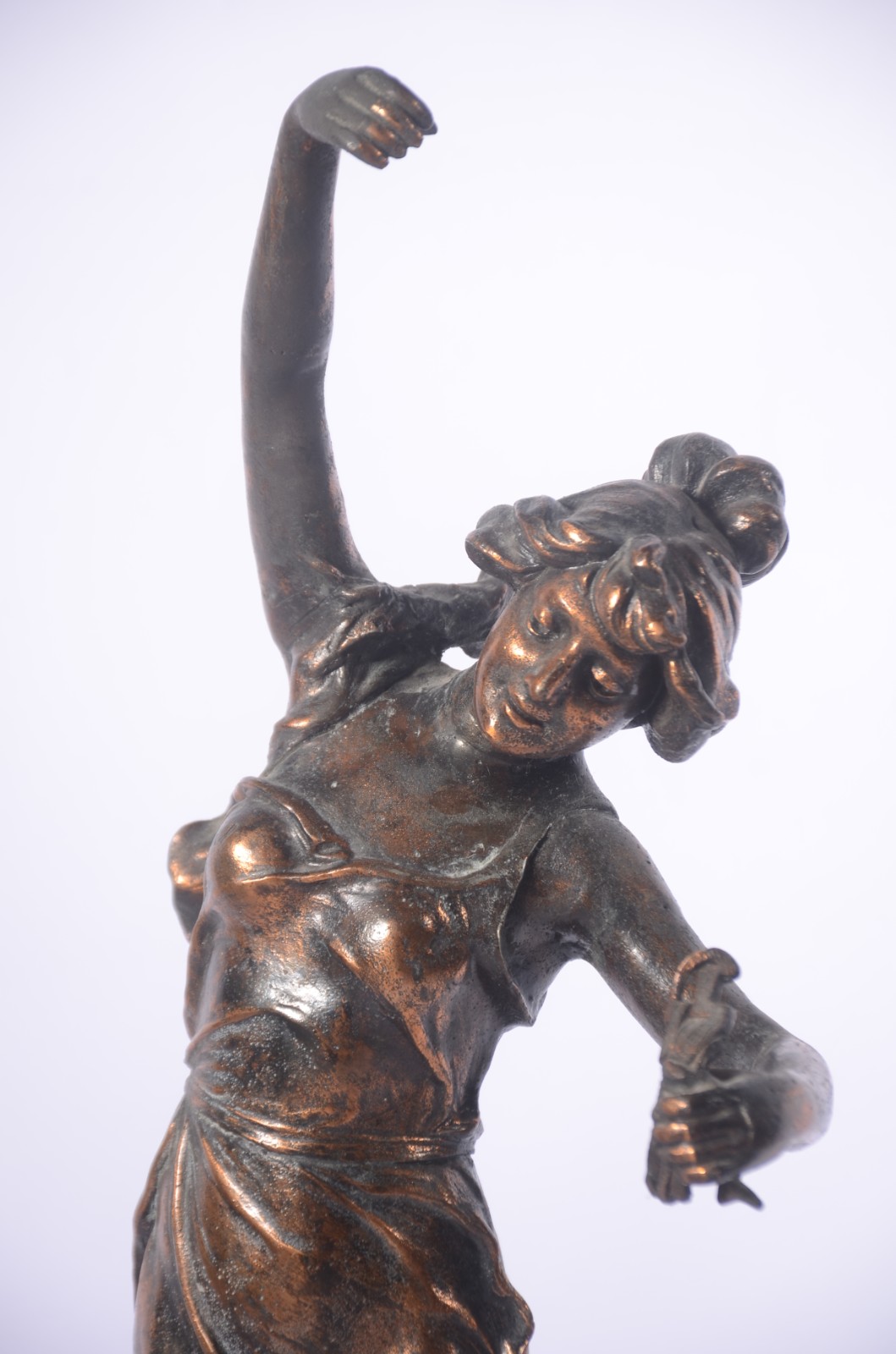 Escultura de metal dourado representando figura feminina (oxidações)... - foto 3 de 9