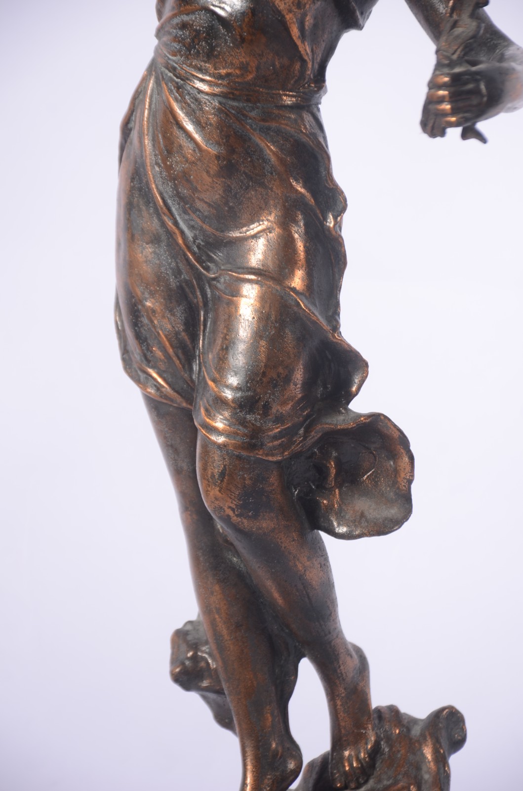Escultura de metal dourado representando figura feminina (oxidações)... - foto 4 de 9