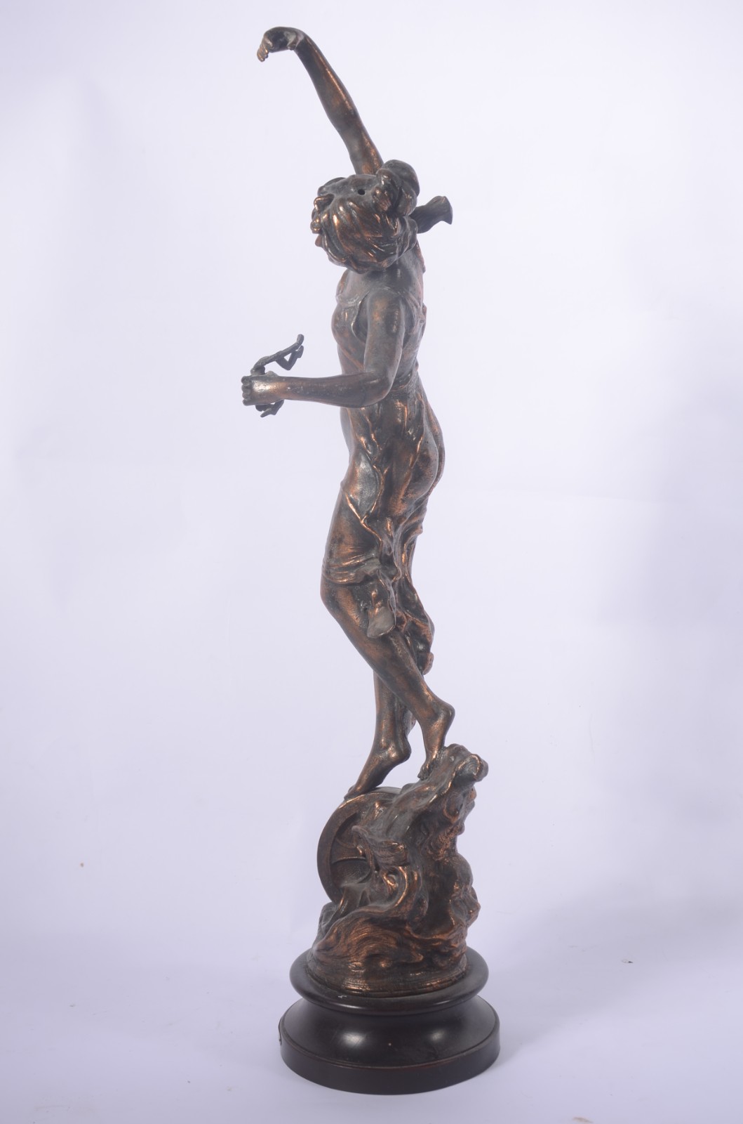 Escultura de metal dourado representando figura feminina (oxidações)... - foto 5 de 9