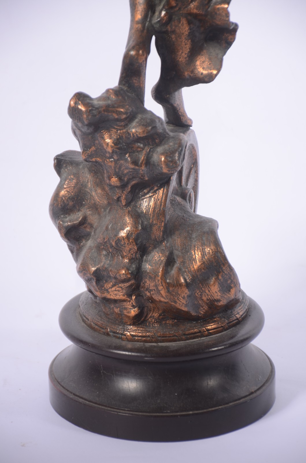 Escultura de metal dourado representando figura feminina (oxidações)... - foto 6 de 9