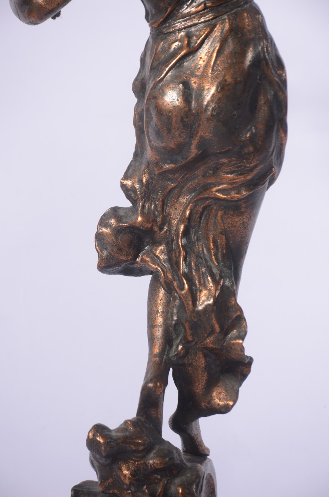 Escultura de metal dourado representando figura feminina (oxidações)... - foto 7 de 9