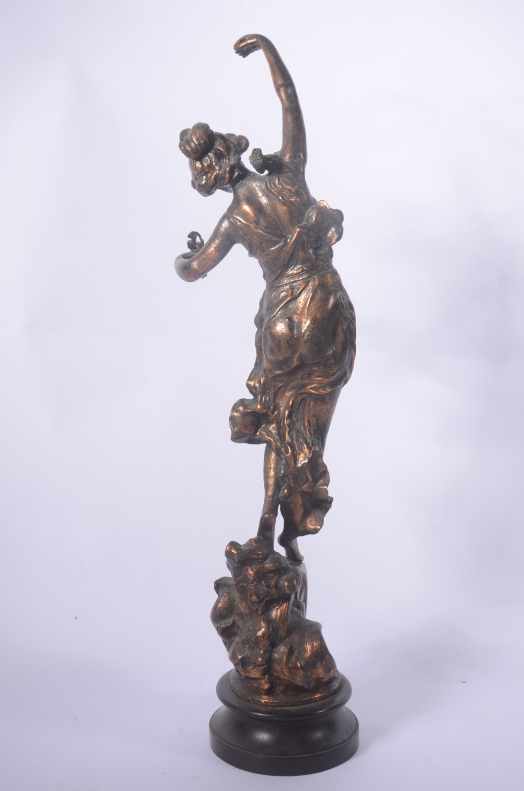 Escultura de metal dourado representando figura feminina (oxidações)... - foto 8 de 9