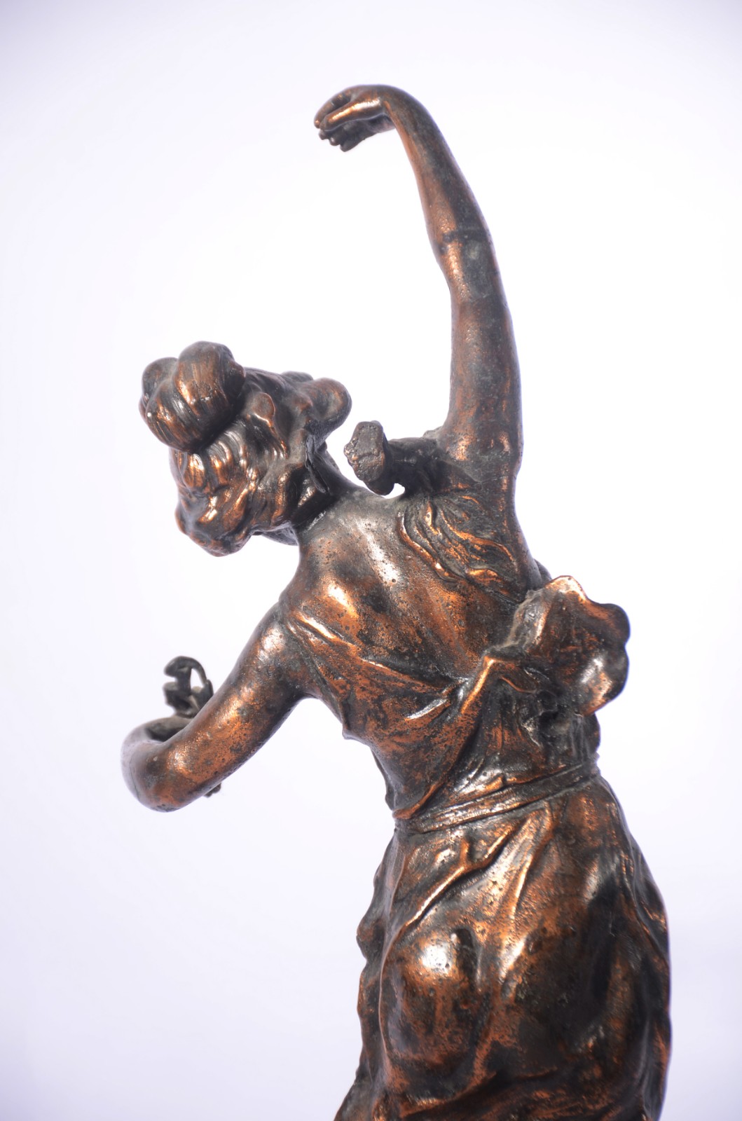 Escultura de metal dourado representando figura feminina (oxidações)... - foto 9 de 9