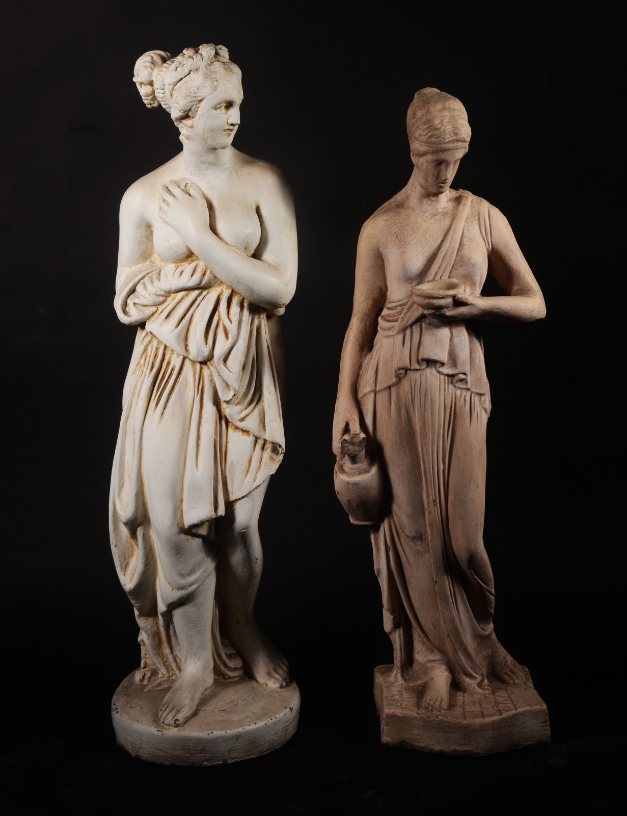 Duas esculturas de cimento representando figuras femininas. Com... - foto 1 de 8