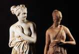 Duas esculturas de cimento representando figura... - Duas esculturas de cimento representando figuras femininas. Com desgastes.