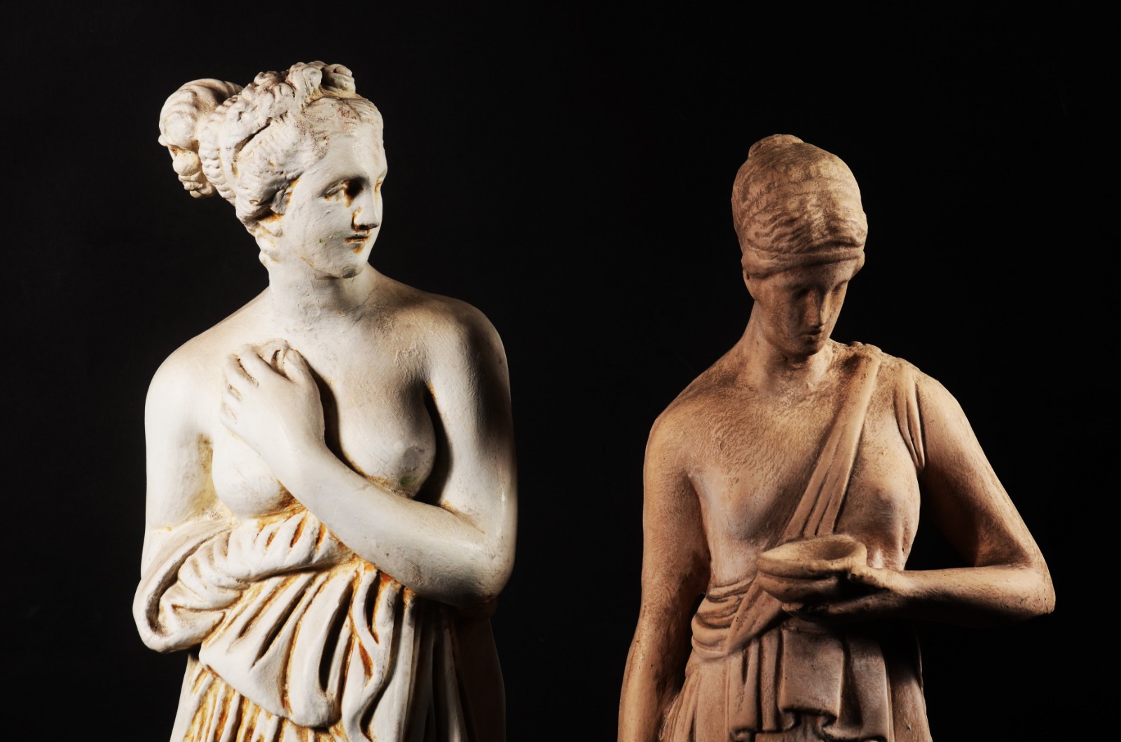 Duas esculturas de cimento representando figuras femininas. Com... - foto 2 de 8