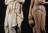 Duas esculturas de cimento representando figura... - Duas esculturas de cimento representando figuras femininas. Com desgastes.