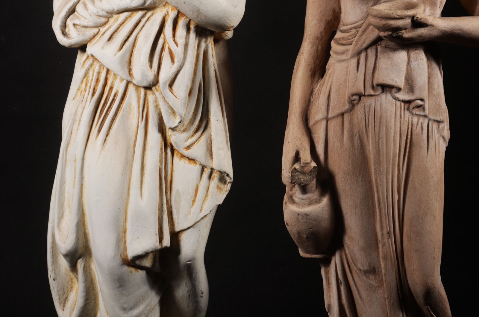 Duas esculturas de cimento representando figuras femininas. Com... - foto 3 de 8