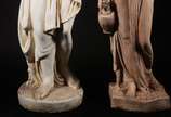 Duas esculturas de cimento representando figura... - Duas esculturas de cimento representando figuras femininas. Com desgastes.