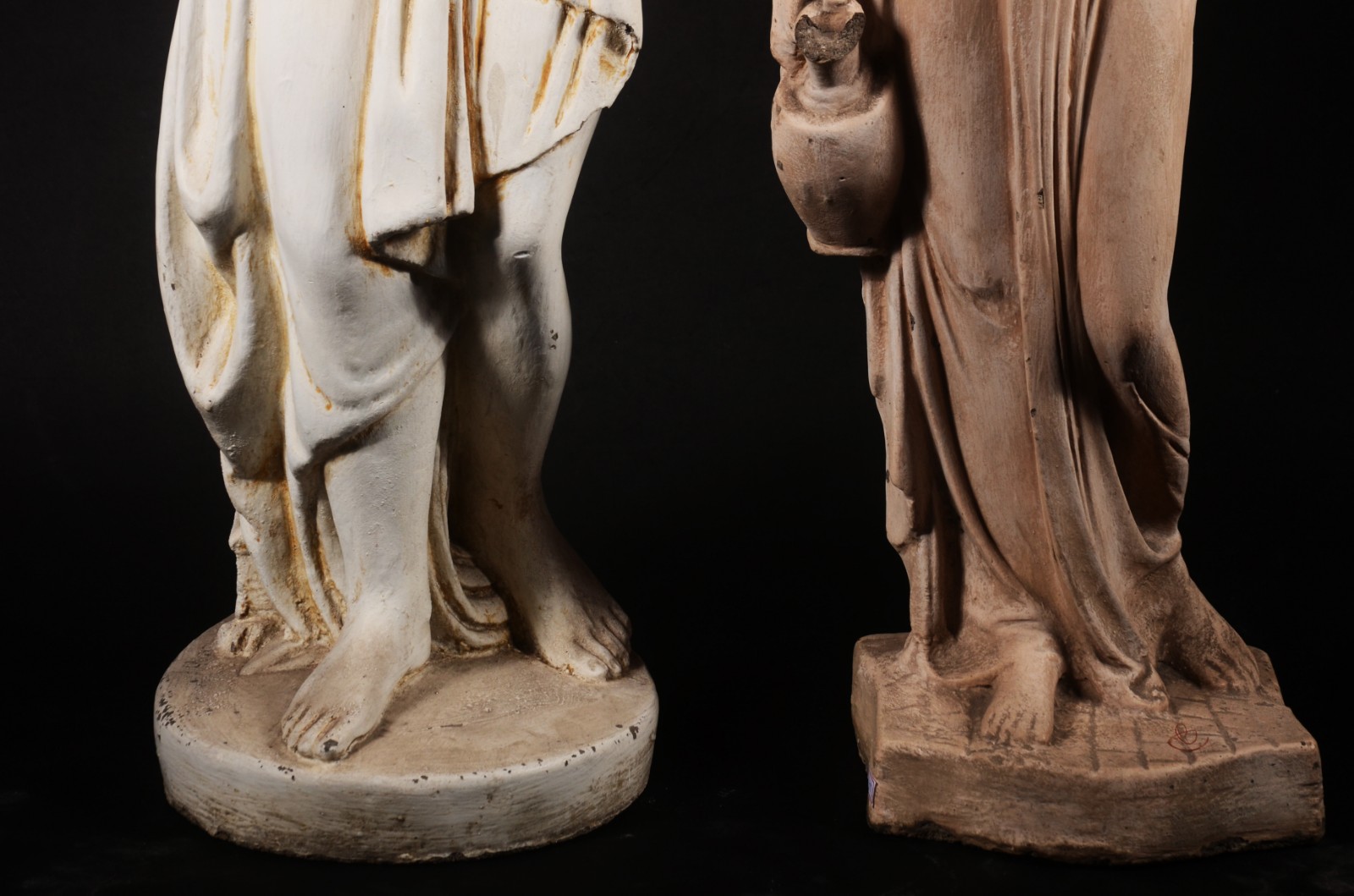 Duas esculturas de cimento representando figuras femininas. Com... - foto 4 de 8