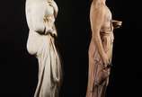 Duas esculturas de cimento representando figura... - Duas esculturas de cimento representando figuras femininas. Com desgastes.