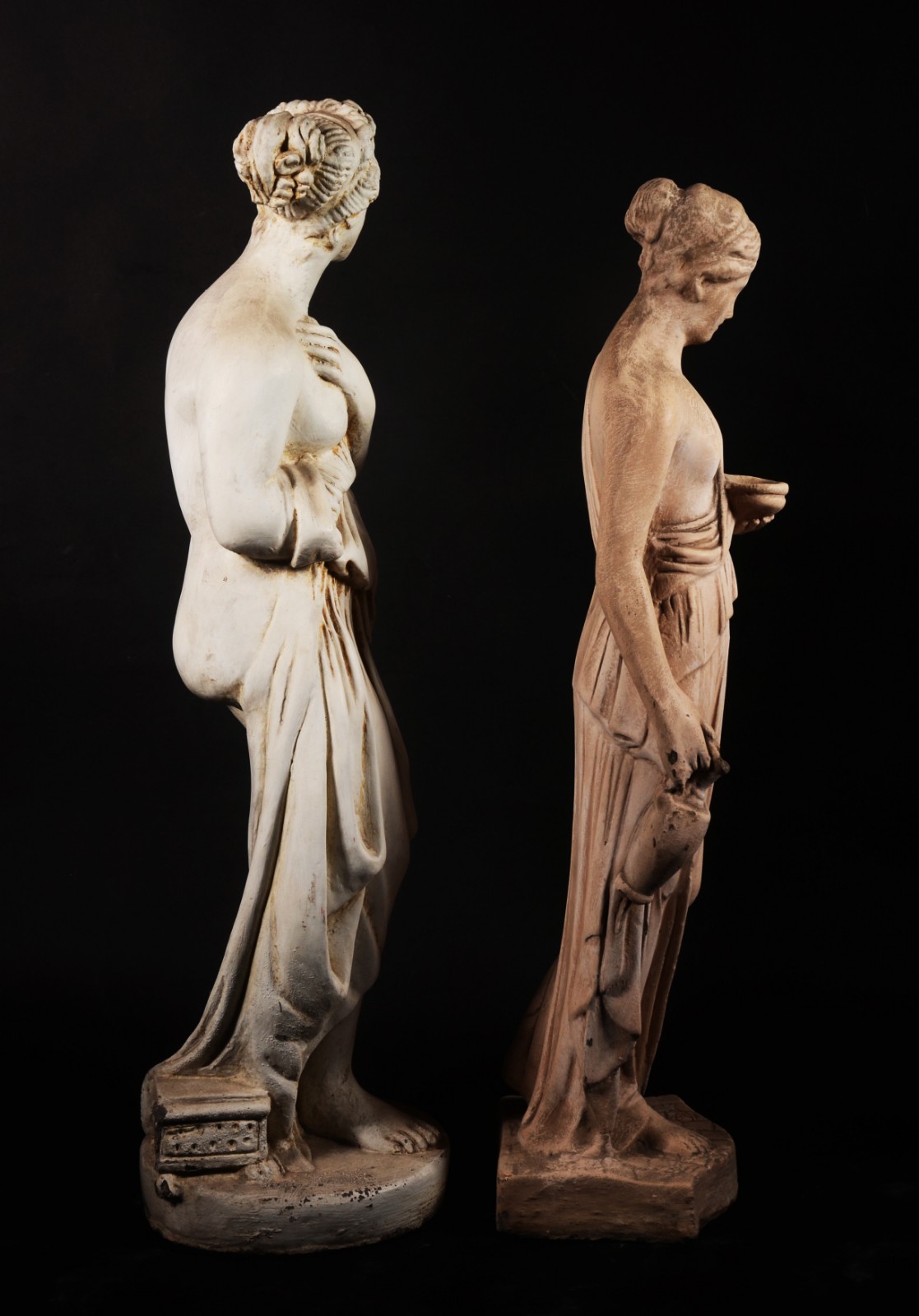 Duas esculturas de cimento representando figuras femininas. Com... - foto 5 de 8
