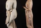 Duas esculturas de cimento representando figura... - Duas esculturas de cimento representando figuras femininas. Com desgastes.