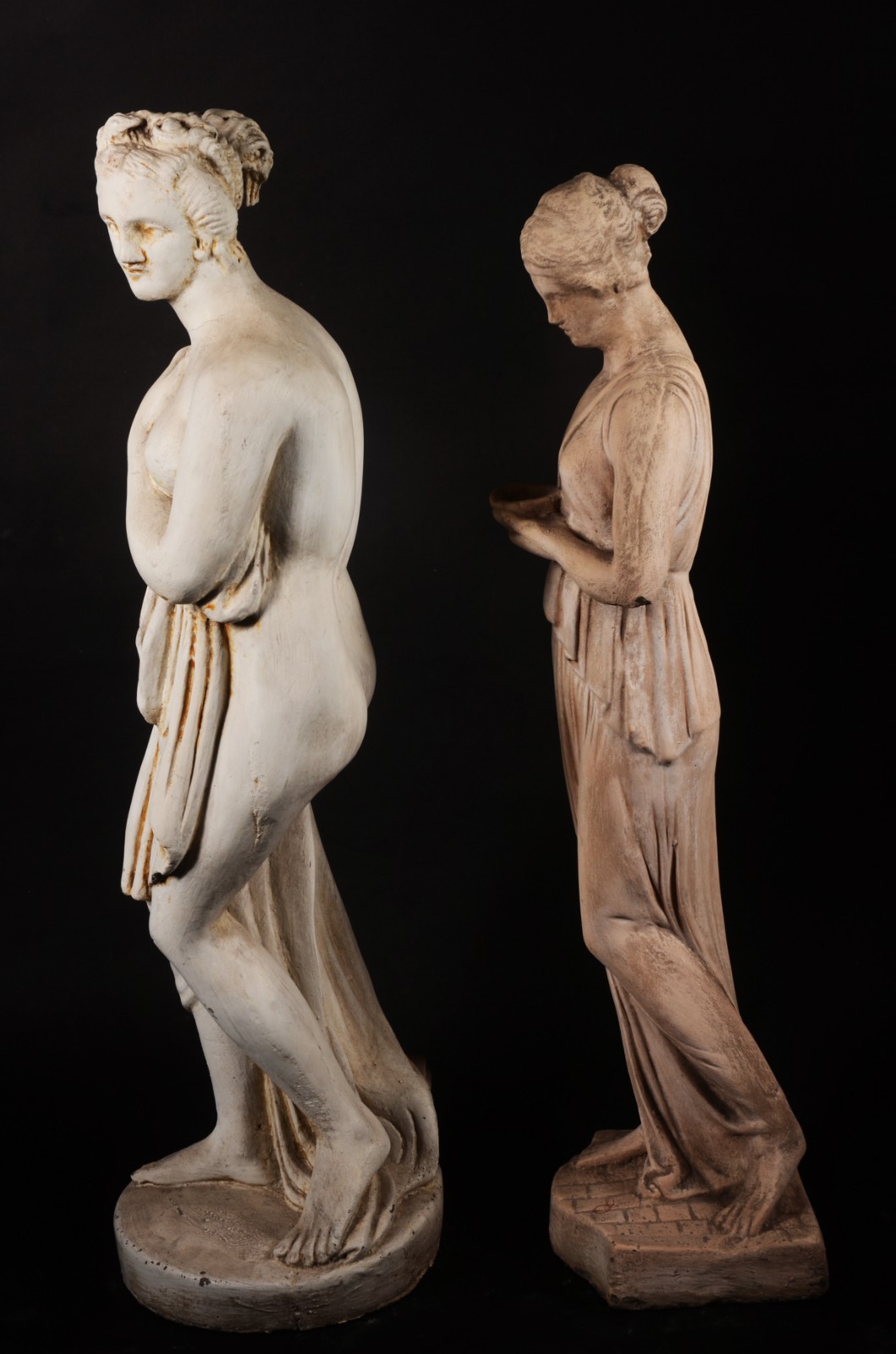Duas esculturas de cimento representando figuras femininas. Com... - foto 6 de 8