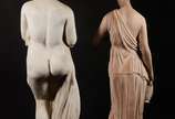 Duas esculturas de cimento representando figura... - Duas esculturas de cimento representando figuras femininas. Com desgastes.