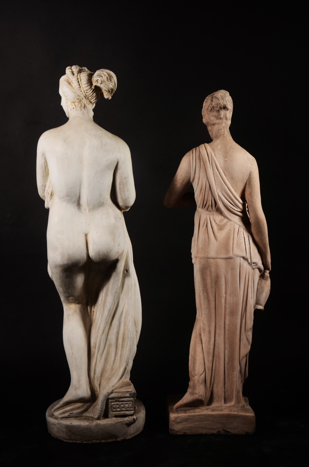 Duas esculturas de cimento representando figuras femininas. Com... - foto 7 de 8