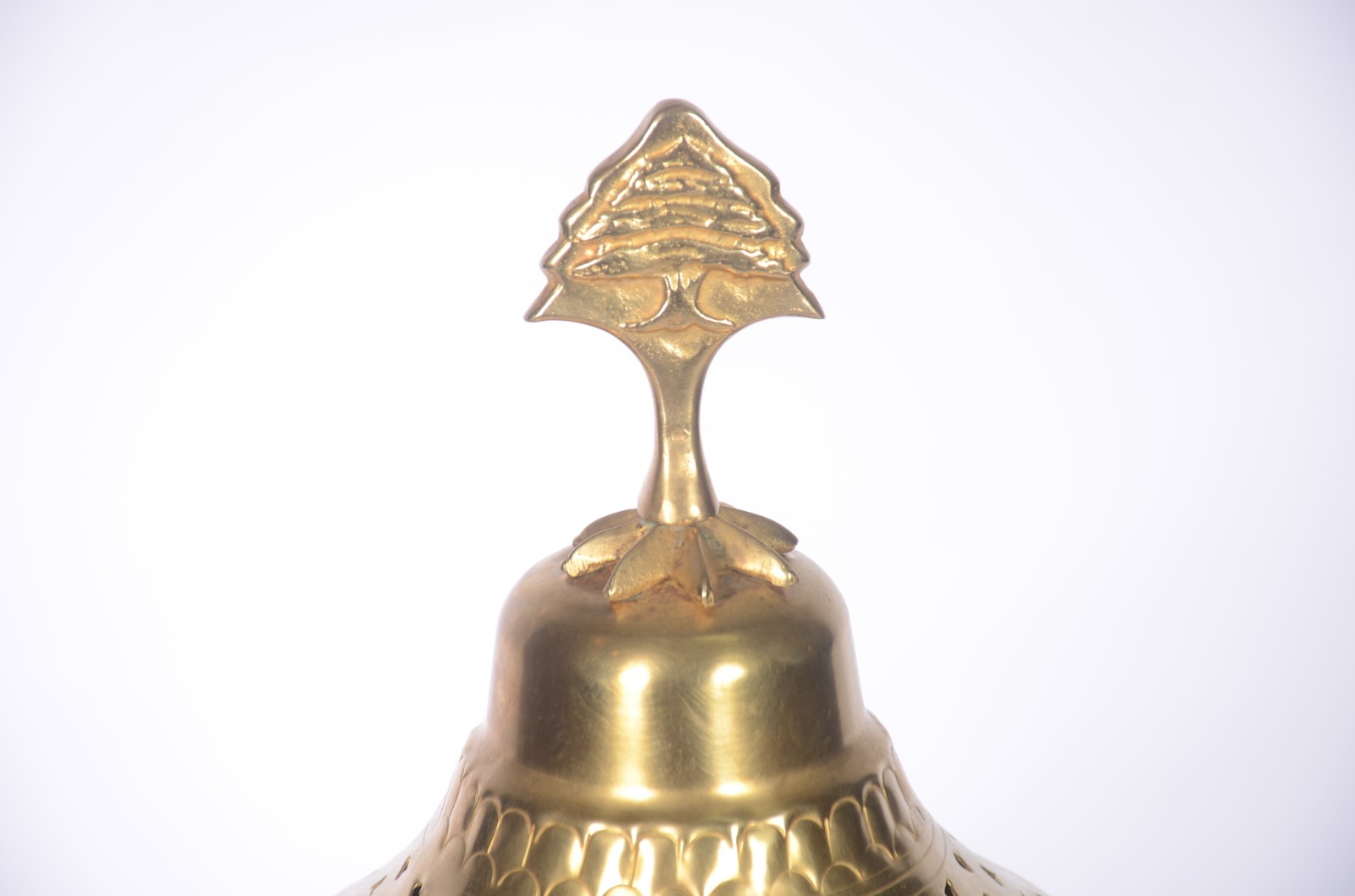 Grande incensário oriental de metal dourado. - foto 4 de 10