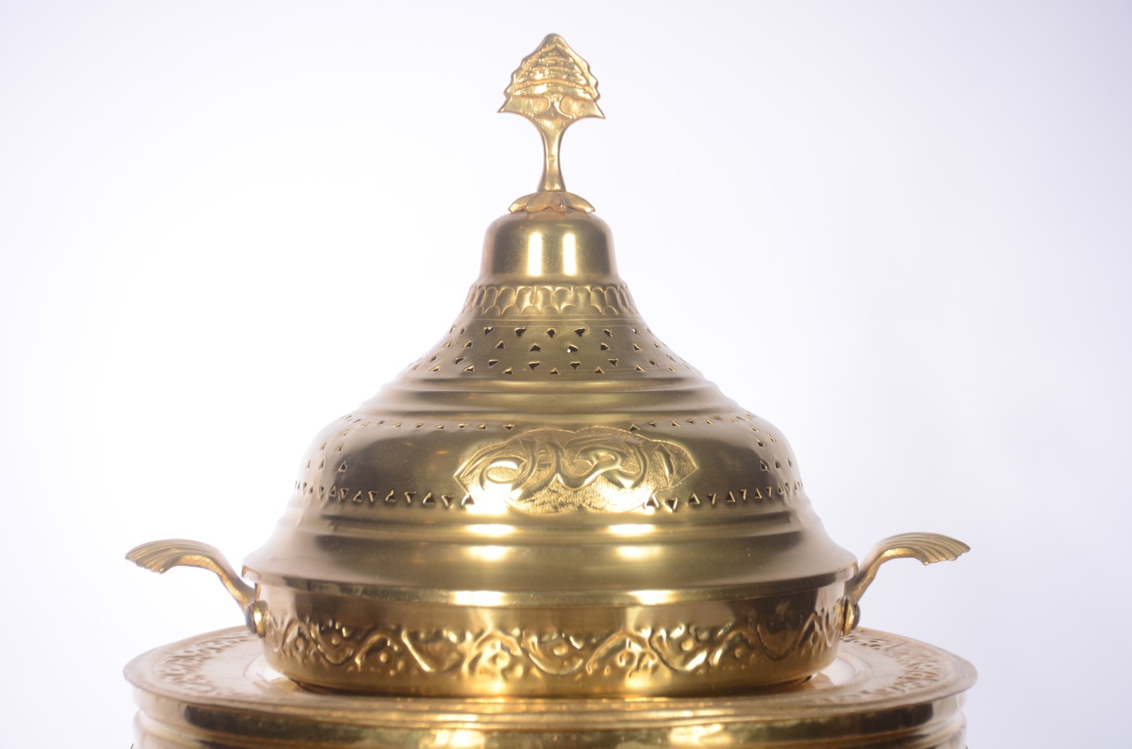 Grande incensário oriental de metal dourado. - foto 6 de 10
