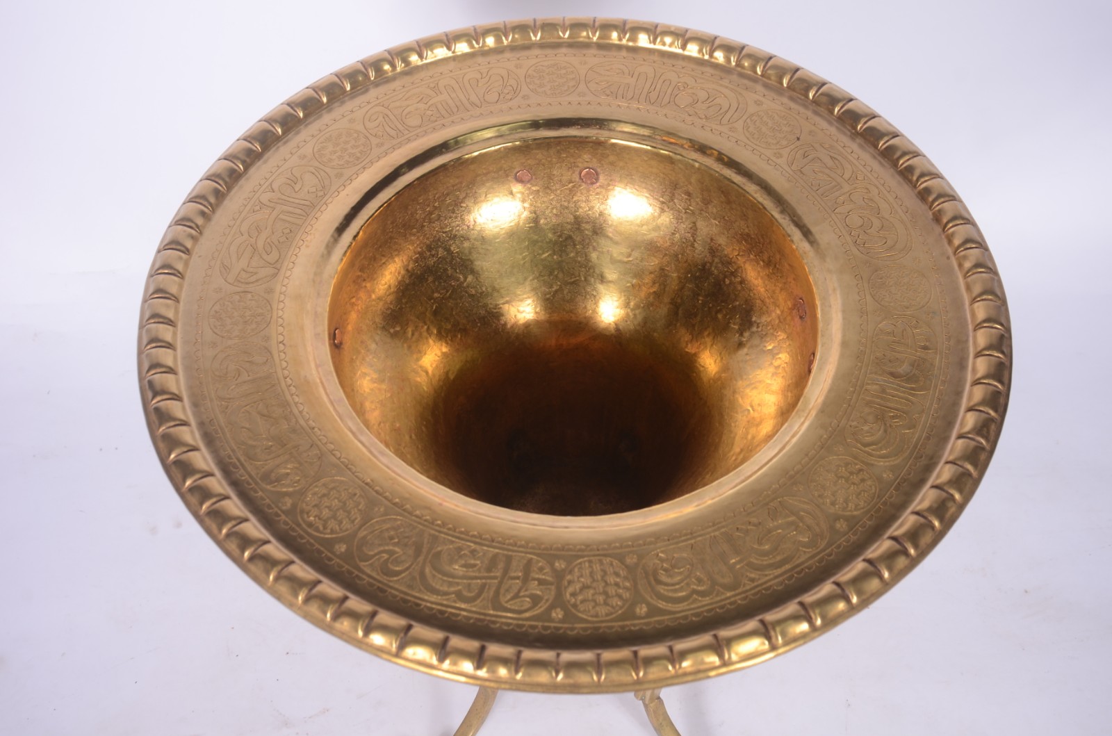 Grande incensário oriental de metal dourado. - foto 7 de 10