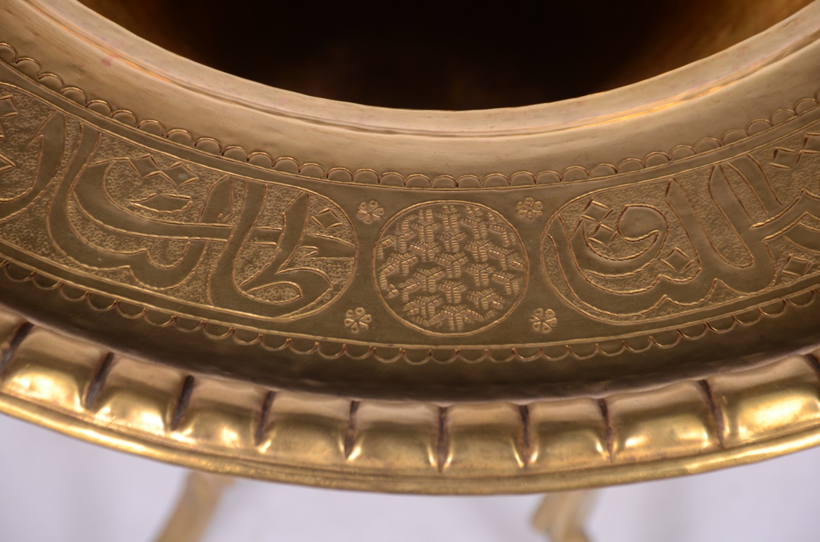 Grande incensário oriental de metal dourado. - foto 8 de 10