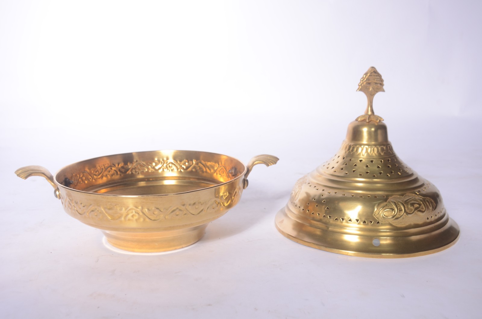 Grande incensário oriental de metal dourado. - foto 10 de 10