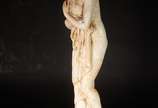 Escultura de cimento representando figura femin... - Escultura de cimento representando figura feminina.