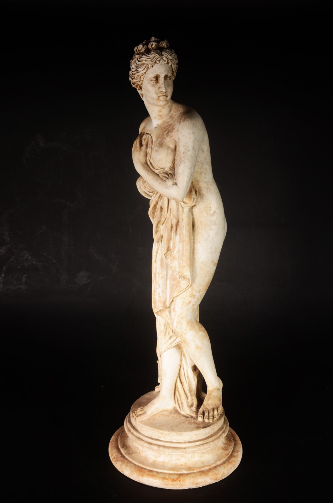 Escultura de cimento representando figura feminina. - foto 1 de 7
