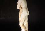 Escultura de cimento representando figura femin... - Escultura de cimento representando figura feminina.