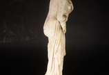Escultura de cimento representando figura femin... - Escultura de cimento representando figura feminina.