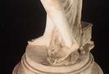 Escultura de cimento representando figura femin... - Escultura de cimento representando figura feminina.