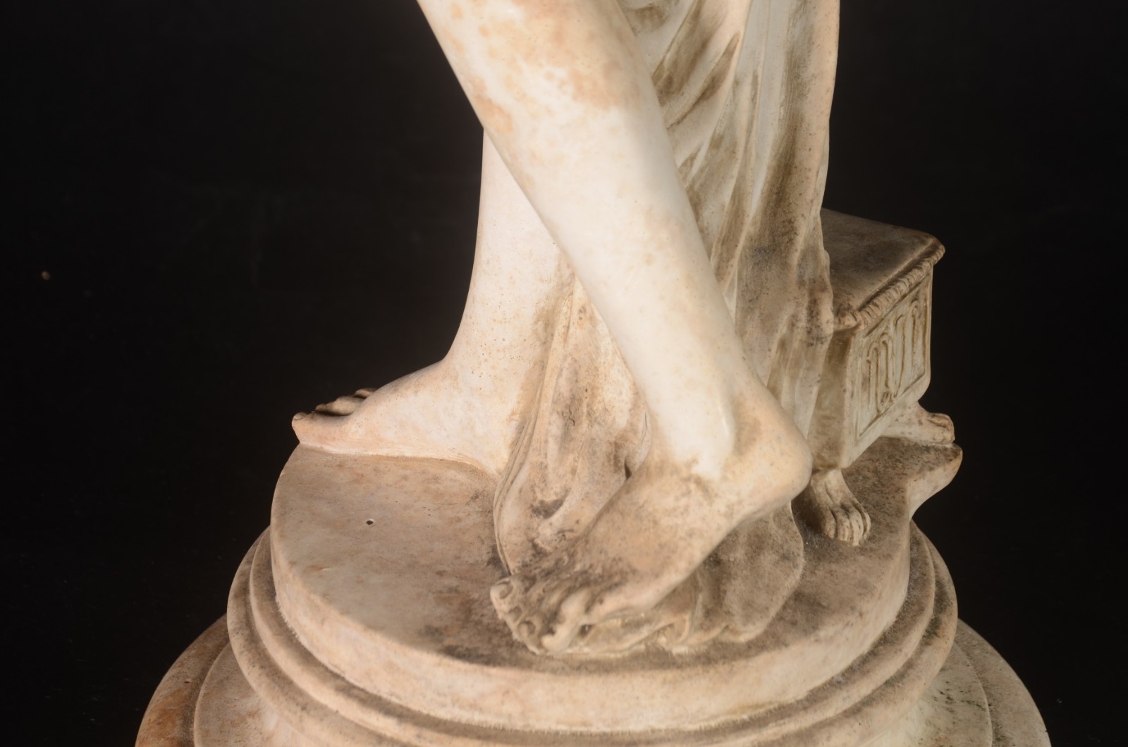 Escultura de cimento representando figura feminina. - foto 7 de 7