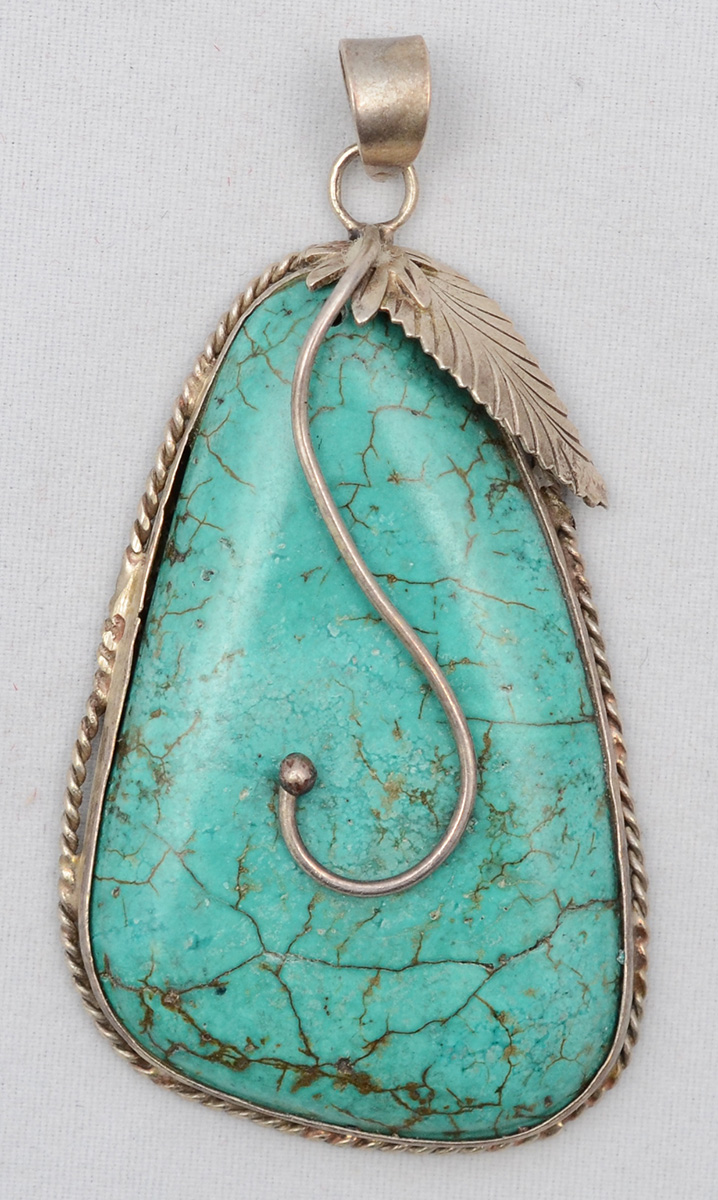 Pendente de prata (com contraste), turquesa e coral. Medidas 4 x 7 cm.