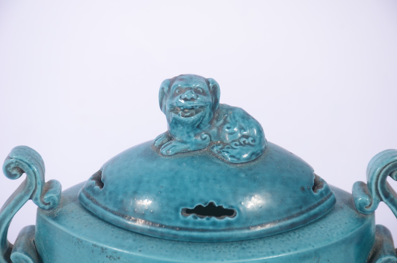 Porta incenso de porcelana chinesa azul turquesa com cão de fó na... - foto 2 de 5