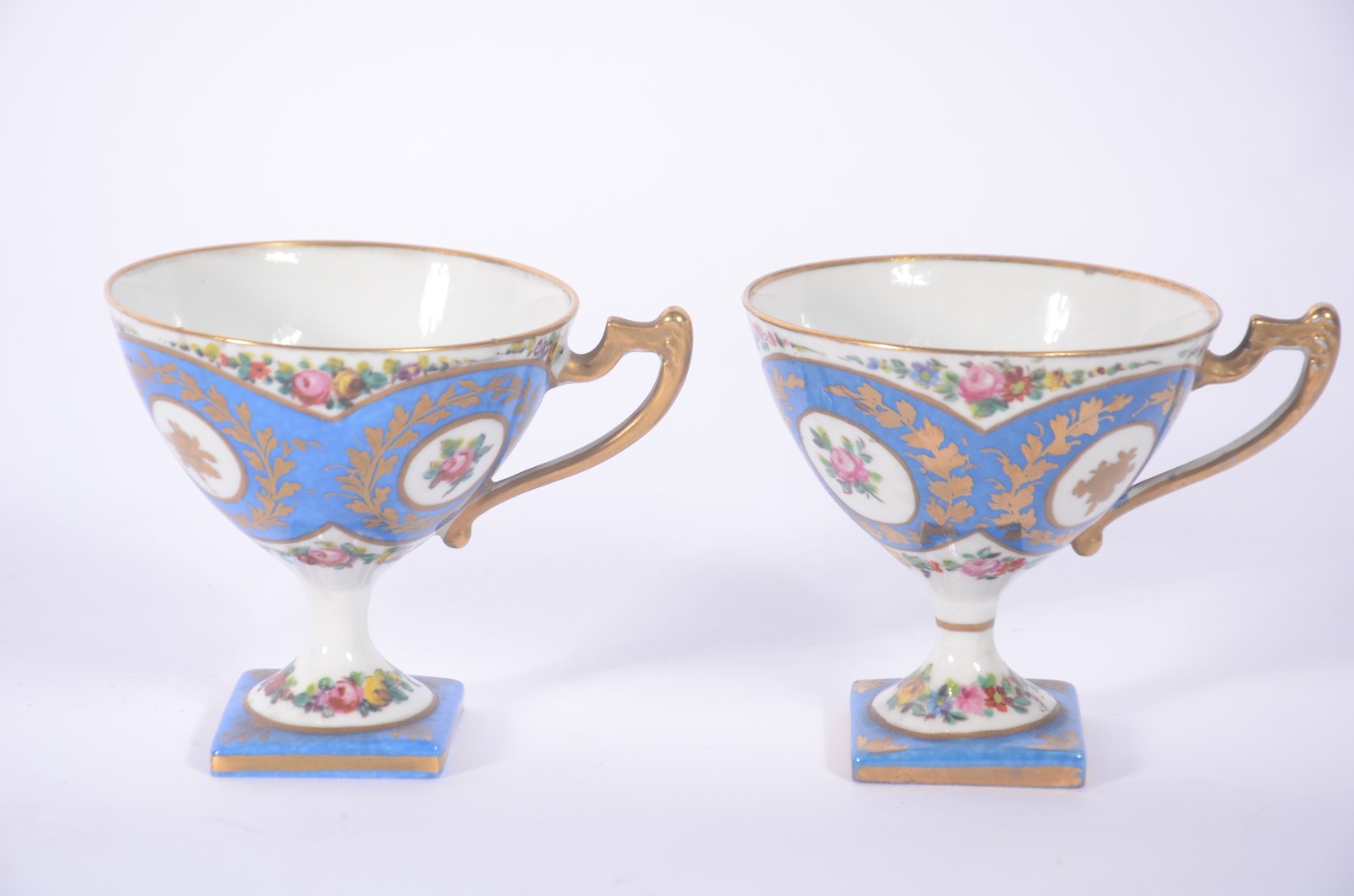 Duas xícaras de porcelana francesa Jacob Petit, decoradas com flores... - foto 1 de 9