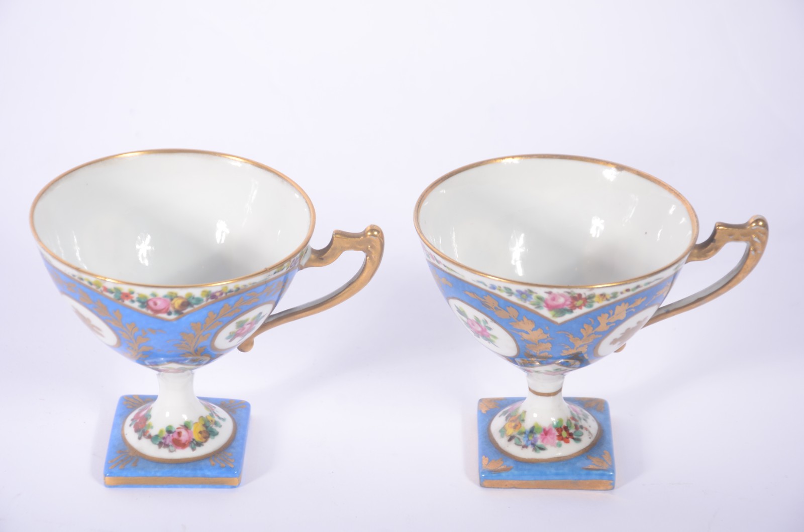 Duas xícaras de porcelana francesa Jacob Petit, decoradas com flores... - foto 2 de 9