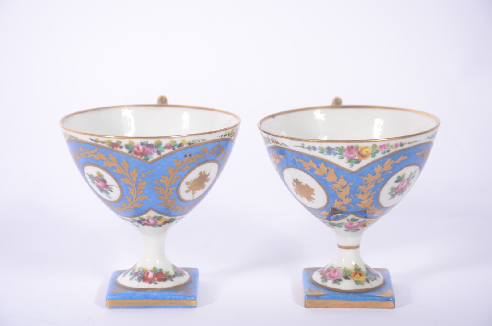 Duas xícaras de porcelana francesa Jacob Petit, decoradas com flores... - foto 3 de 9