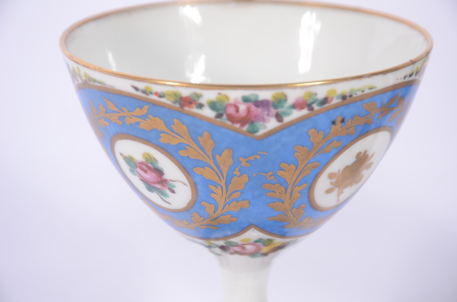 Duas xícaras de porcelana francesa Jacob Petit, decoradas com flores... - foto 4 de 9