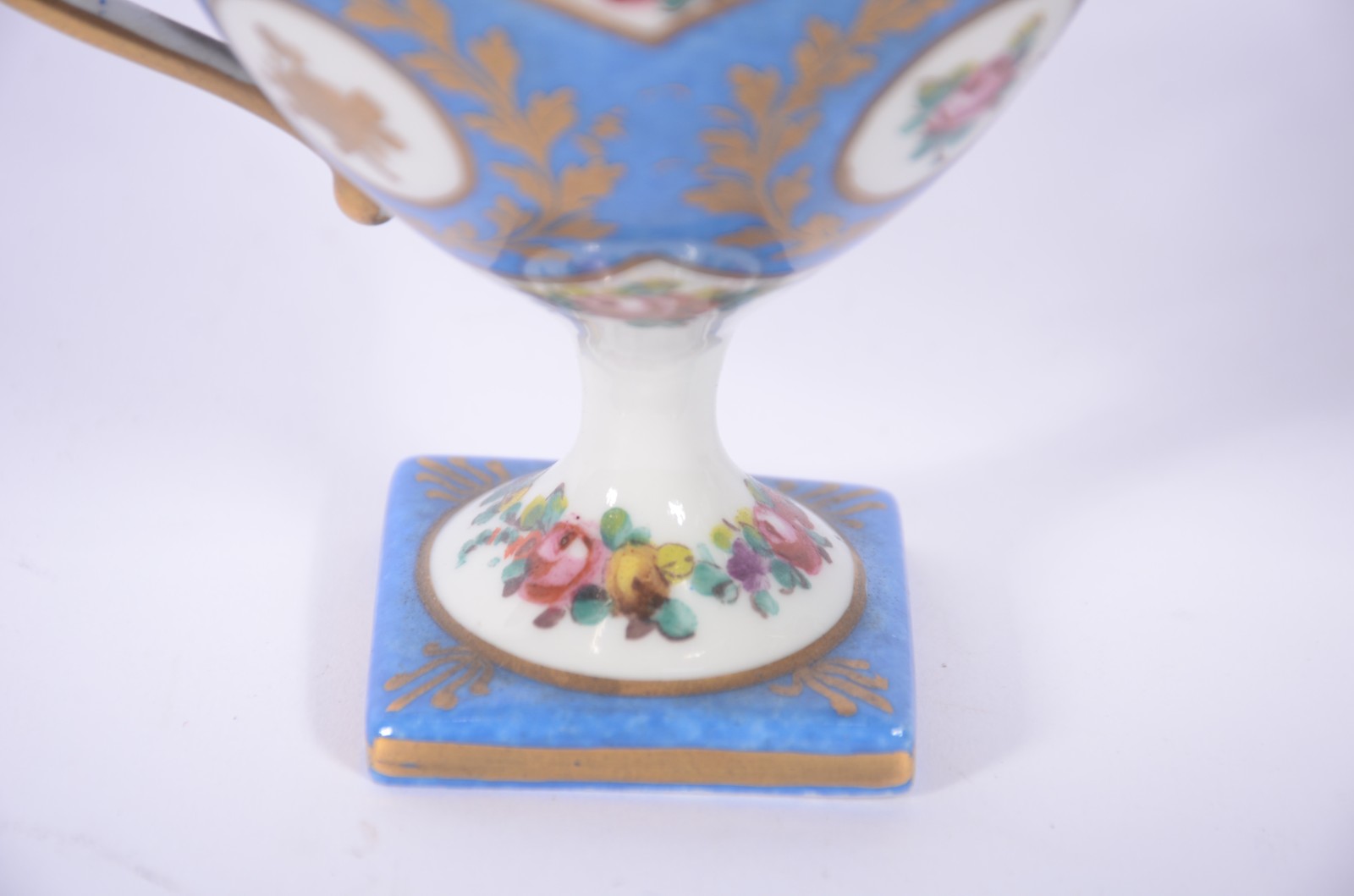 Duas xícaras de porcelana francesa Jacob Petit, decoradas com flores... - foto 5 de 9