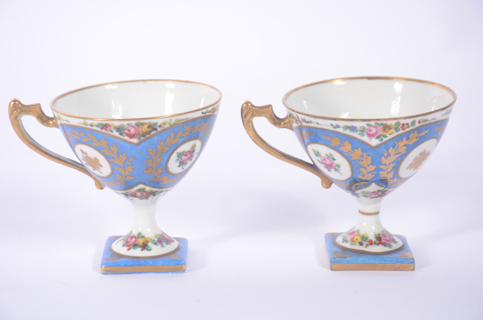 Duas xícaras de porcelana francesa Jacob Petit, decoradas com flores... - foto 6 de 9