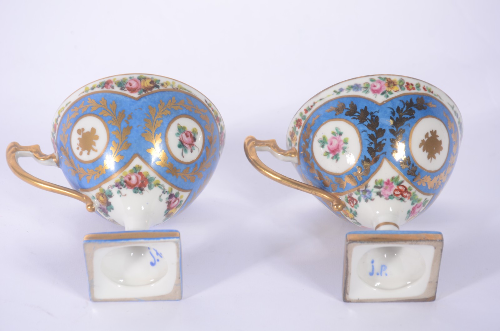 Duas xícaras de porcelana francesa Jacob Petit, decoradas com flores... - foto 7 de 9