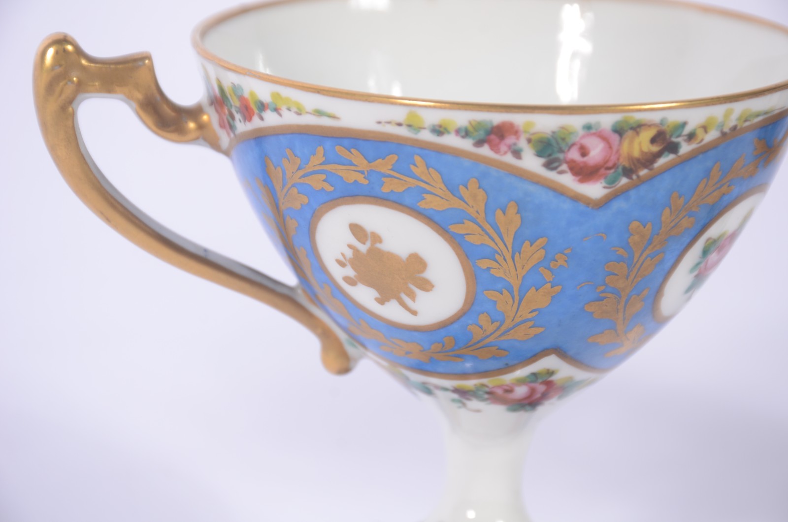 Duas xícaras de porcelana francesa Jacob Petit, decoradas com flores... - foto 8 de 9
