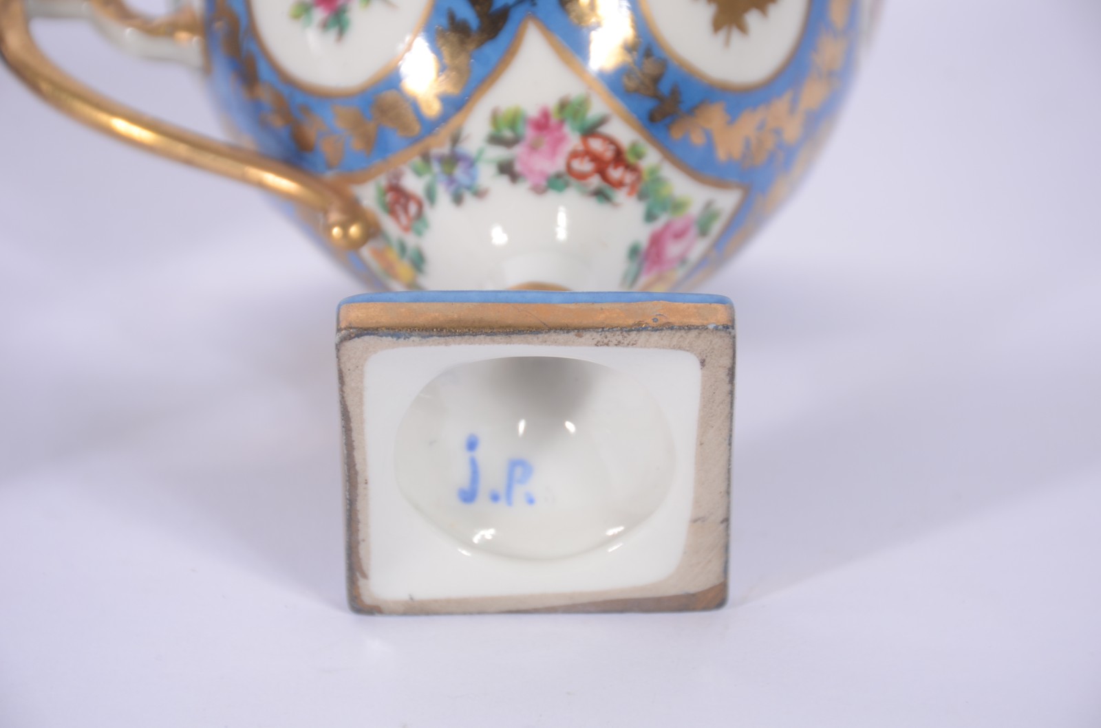 Duas xícaras de porcelana francesa Jacob Petit, decoradas com flores... - foto 9 de 9
