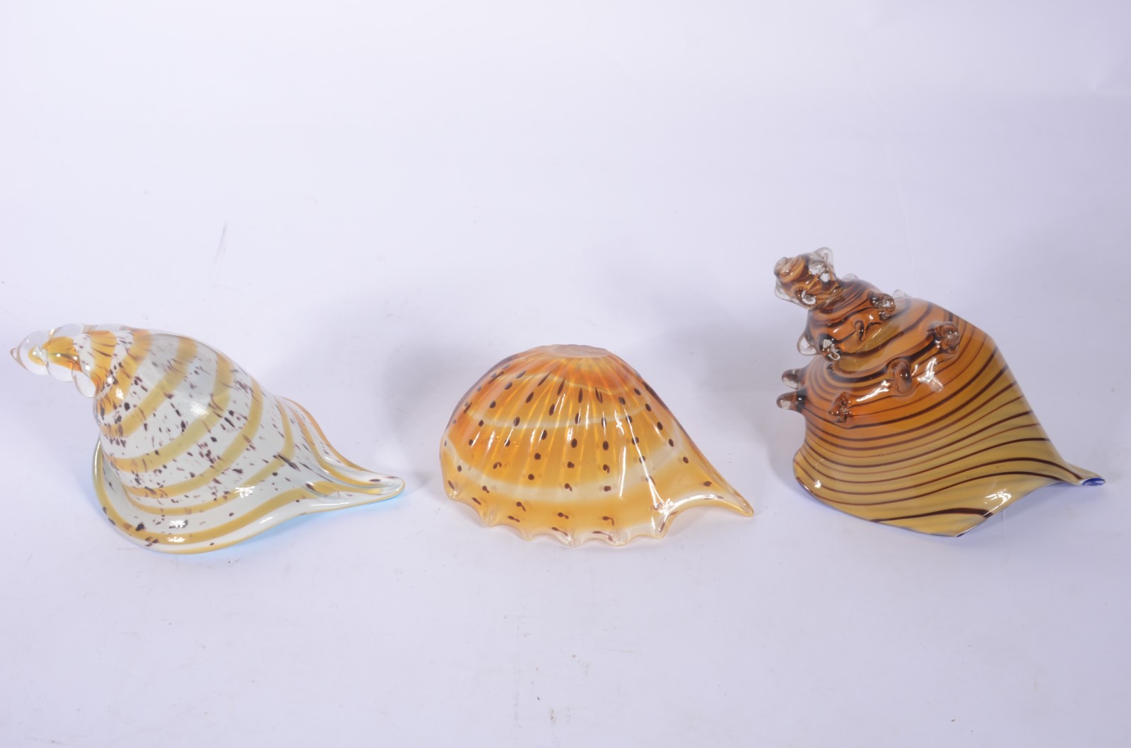 Três conchas de vidro decorativo policromado. - foto 6 de 6