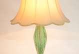 Abatjour de murano verde com pó de ouro, trabal... - Abatjour de murano verde com pó de ouro, trabalhado em gomos. Acompanha cúpula na cor bege (com desgastes).