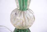 Abatjour de murano verde com pó de ouro, trabal... - Abatjour de murano verde com pó de ouro, trabalhado em gomos. Acompanha cúpula na cor bege (com desgastes).