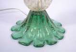Abatjour de murano verde com pó de ouro, trabal... - Abatjour de murano verde com pó de ouro, trabalhado em gomos. Acompanha cúpula na cor bege (com desgastes).