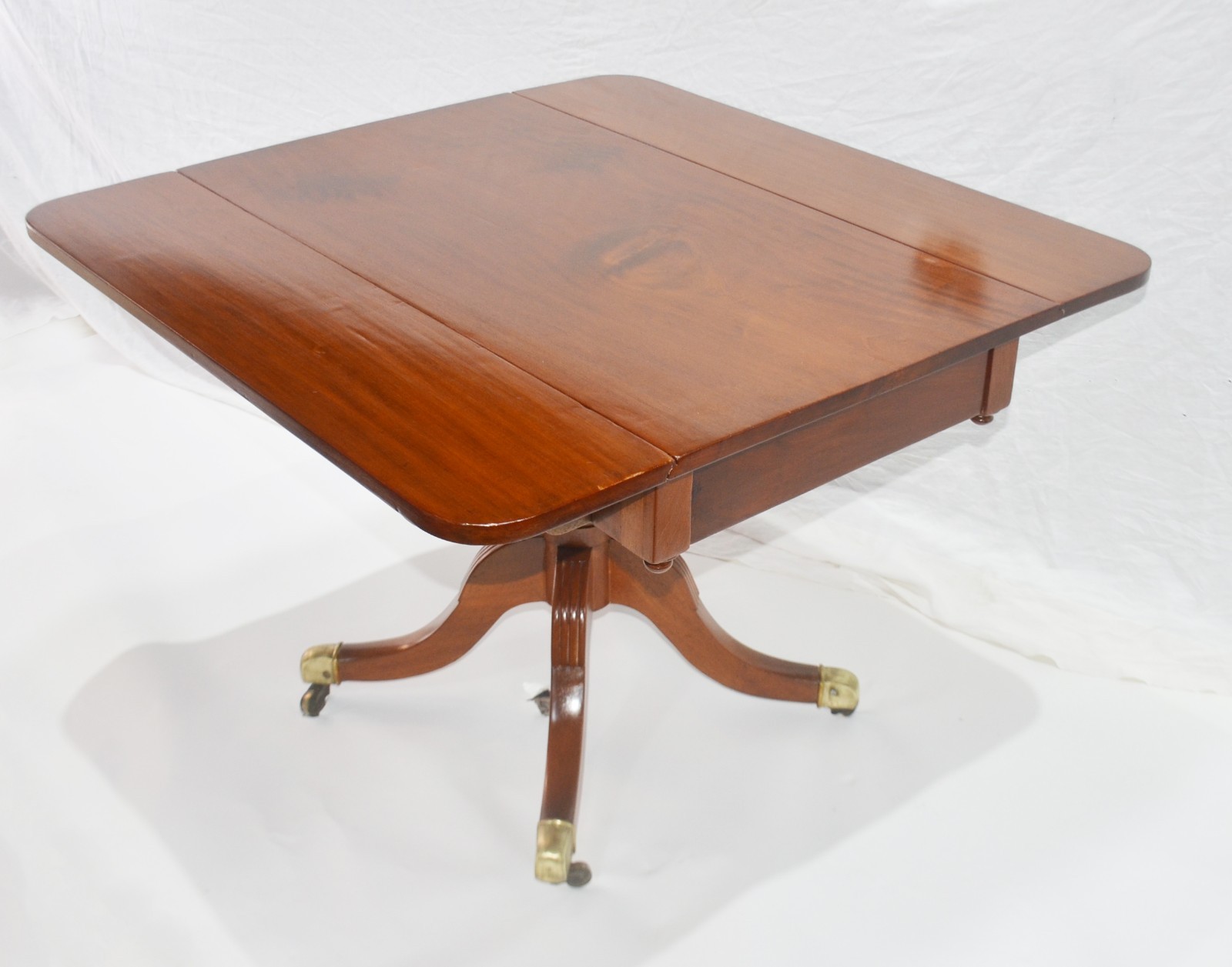 Mesa auxiliar de madeira nobre, estilo ingles, tampo retangular com... - foto 2 de 4